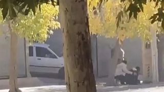 في هذه الصورة الثابتة من مقطع فيديو قدمته منظمة هنغاو لحقوق الإنسان، يحاول شخص مساعدة شخص آخر مع اندلاع إطلاق نار في جاونرود، وهي بلدة كردية في غرب إيران.