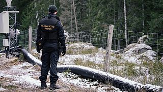 Rusya sınırında bir Fin sınır görevlisi