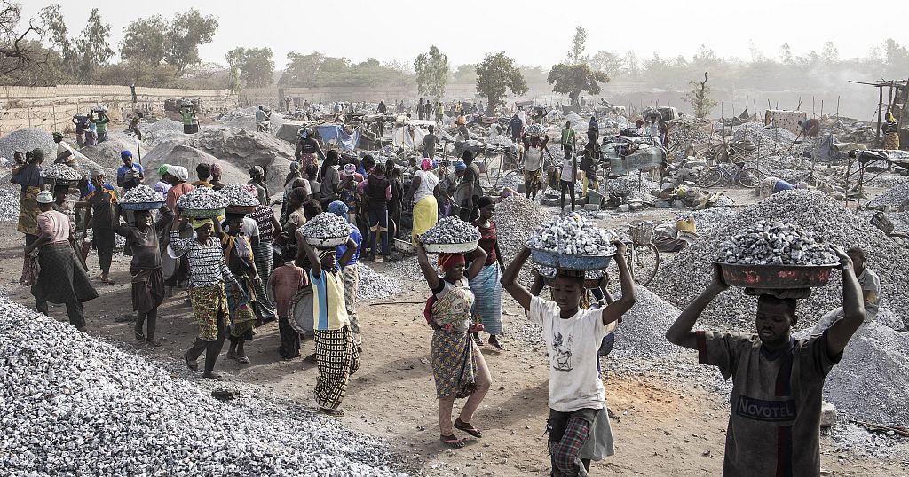 Workers struggle to earn a decent living at Burkina Faso quarry