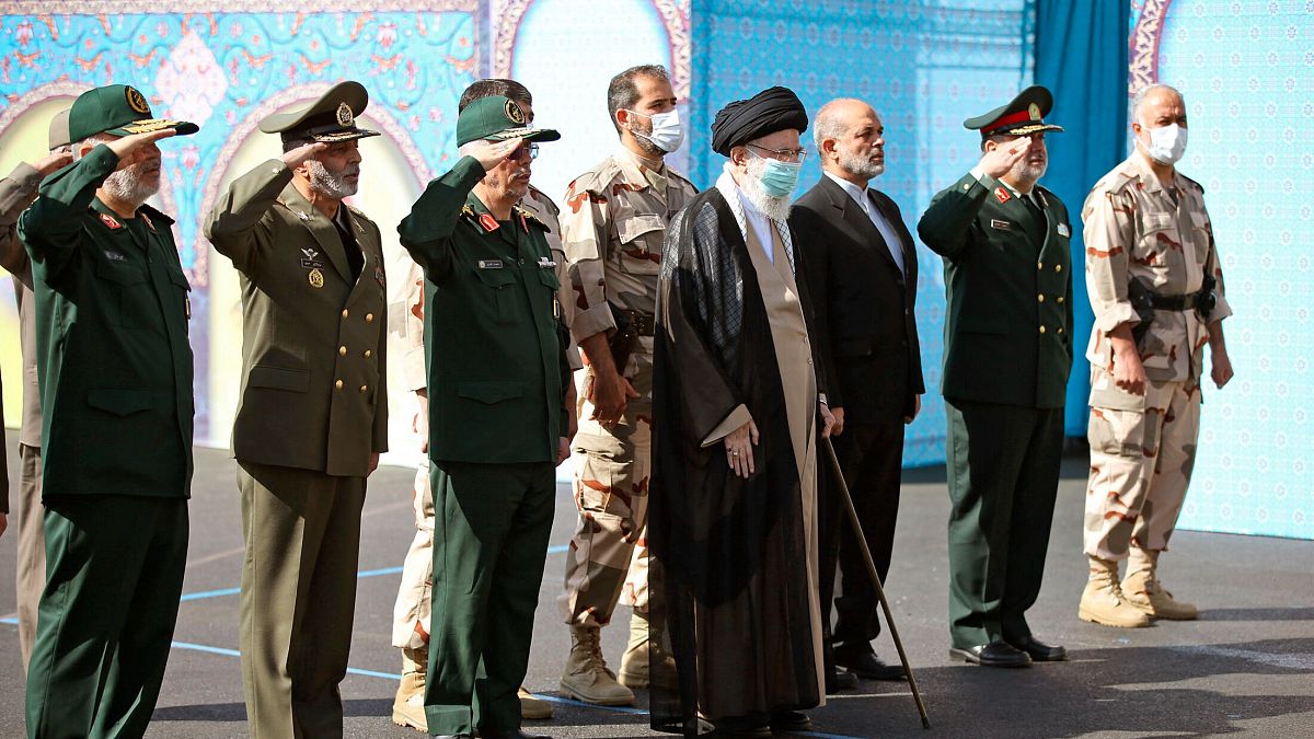 İran dini lideri Ayetullah Ali Hamaney ve üst düzey askeri yetkiiler, bir askeri okul mezuniyet törenini izlerken (ekim 2022)