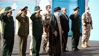 İran dini lideri Ayetullah Ali Hamaney ve üst düzey askeri yetkiiler, bir askeri okul mezuniyet törenini izlerken (ekim 2022)