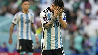 Lionel Messi egy kihagyott helyzet után az Argentína - Szaúd-Arábia (1-2) mérkőzésen a Luszail stadionban.