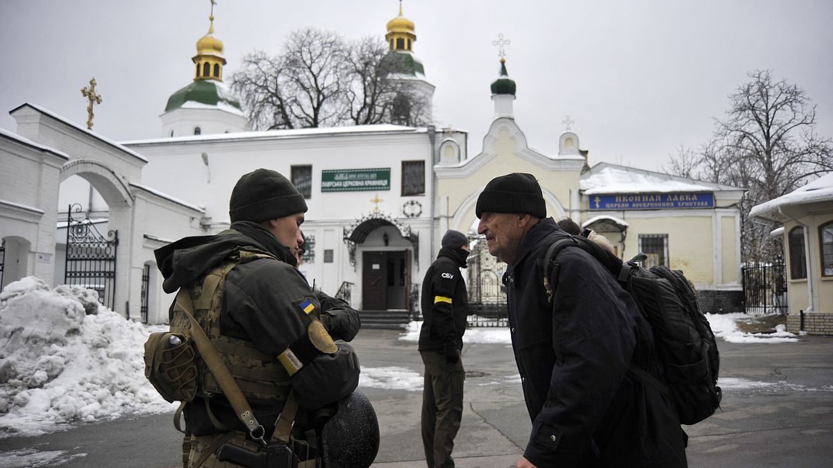 Az ukrán hatóságok emberei a kolostor bejáratánál