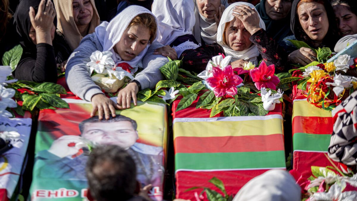 Des Kurdes syriens lors des funérailles de plusieurs personnes tuées par une attaque aérienne turque, le 21 novembre 2022. 
