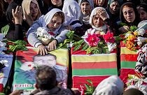 Curdos sírios em funeral de vítimas dos ataques aéreos turcos