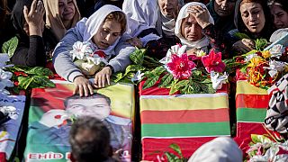 A török légicsapások áldozatait gyászoló kurd asszonyok az észak-szíriai Al Malikijah faluban