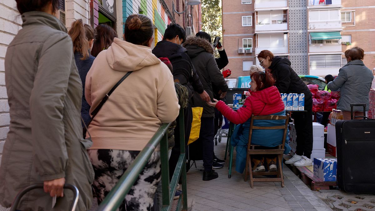 المئات ينتظرون في طوابير للحصول على مساعدات غذائية في إسبانيا