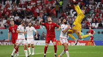 حارس المرمى التونسي يلتقط الكرة أمام المنتخب الدنماركي. 2022/11/22