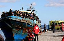 قارب يحمل مئات المهاجرين يرسو في جزيرة كريت اليونانية