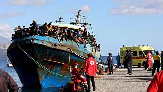 قارب يحمل مئات المهاجرين يرسو في جزيرة كريت اليونانية