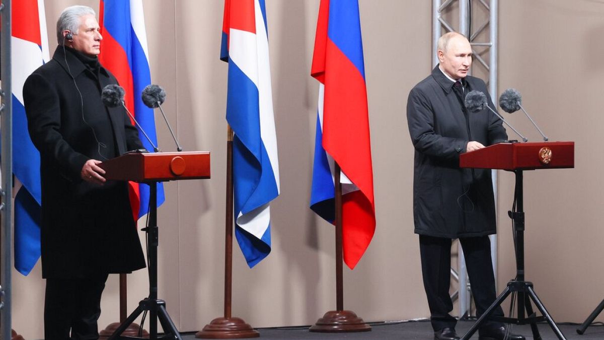 Ο Ρώσος πρόεδρος Βλαντίμιρ Πούτιν και ο Κουβανός ομόλογός του Μιγκέλ Ντίας-Κανέλ παραχωρούν κοινή συνέντευξη τύπου στη Μόσχα