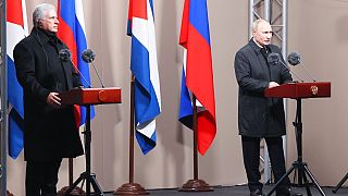 Ο Ρώσος πρόεδρος Βλαντίμιρ Πούτιν και ο Κουβανός ομόλογός του Μιγκέλ Ντίας-Κανέλ παραχωρούν κοινή συνέντευξη τύπου στη Μόσχα