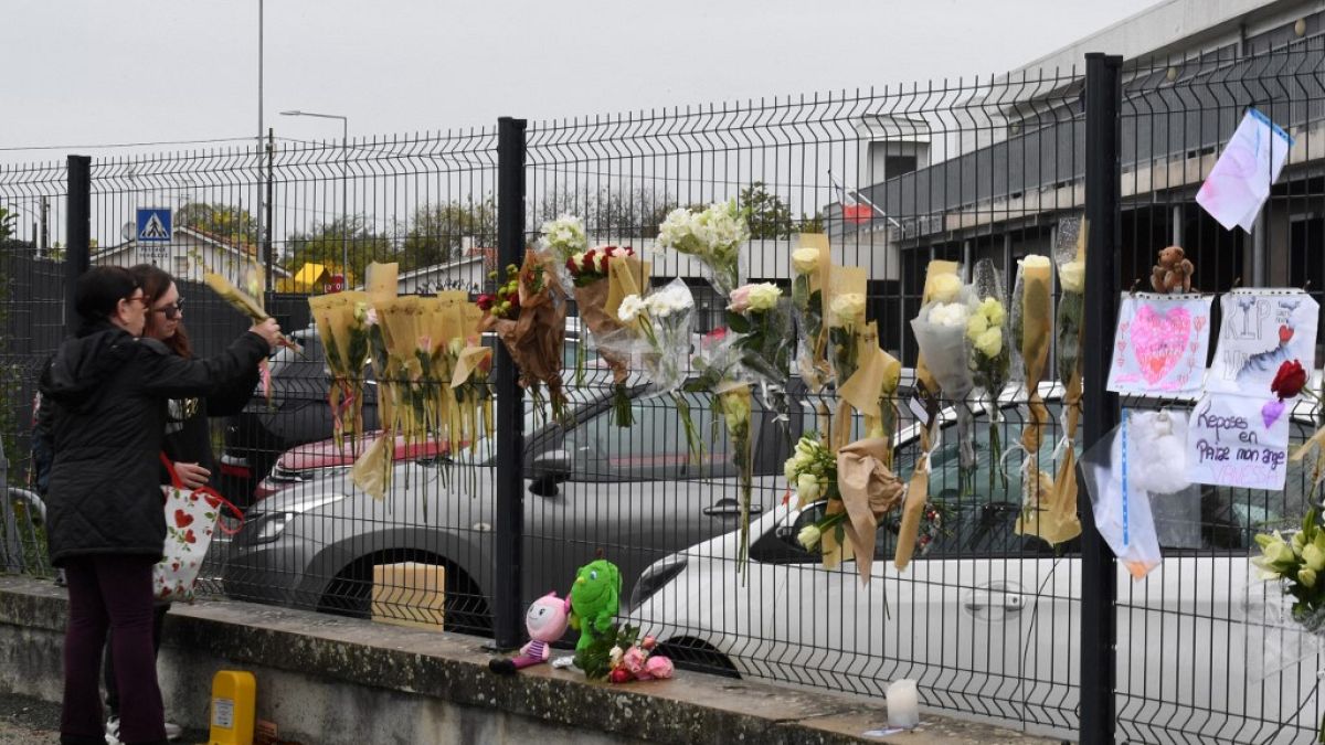 21 Kasım'da öldürülen 14 yaşındaki genç kızı anmak için Tonneins'deki okulun demirlerine çiçekler bırakıldı