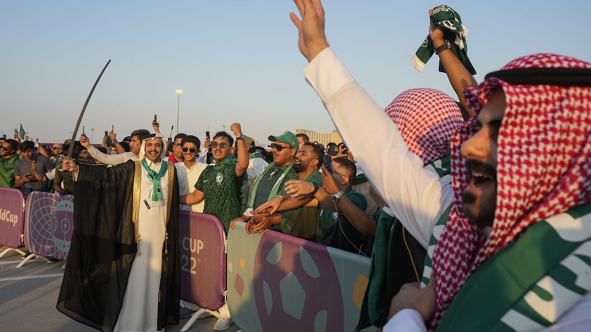 سعوديون يحتفلون بفوز منتخب بلادهم على الأرجنتين 