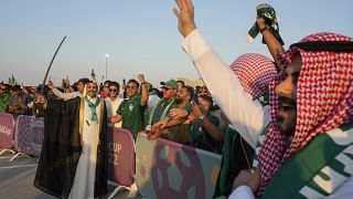 Φίλοι της Σαουδικής Αραβίας πανηγυρίζουν τη νίκη επί της Αργεντινής στο Μουντιάλ του Κατάρ