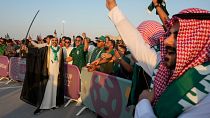 شادی هواداران تیم فوتبال عربستان در بیرون از ورزشگاه