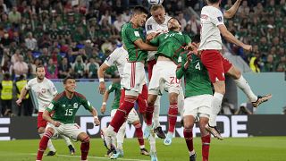 البولندي كاميل غليك والمكسيكي هنري مارتن  يتنازعان على الكرة خلال مباراة في المجموعة الثالثة م كأس العالم في قطر. 2022/11/22