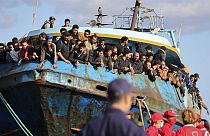 Εκατοντάδες μετανάστες σε αλιευτικο σκάφος που ρυμουλκήθηκε σε λιμάνι των Χανίων