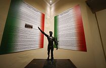 Αγαλματίδιο που αναπαριστά άνδρα να χαιρετάει φασιστικά στο πλαίσιο έκθεσης για τα 100 χρόνια από την «Πορεία προς την Ρώμη»