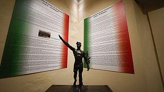 Αγαλματίδιο που αναπαριστά άνδρα να χαιρετάει φασιστικά στο πλαίσιο έκθεσης για τα 100 χρόνια από την «Πορεία προς την Ρώμη»