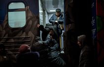 Des Ukrainiens montent à bord du train Kherson-Kyiv à la gare de Kherson, dans le sud de l'Ukraine