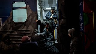 Des Ukrainiens montent à bord du train Kherson-Kyiv à la gare de Kherson, dans le sud de l'Ukraine