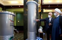 Sur cette photo d'archive du 10 avril 2021, le président Hassan Rouhani, visite une exposition sur les nouvelles réalisations nucléaires de l'Iran à Téhéran.