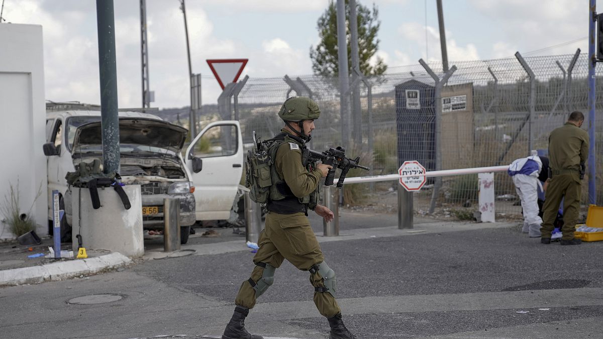 مقتل فتى فلسطيني وإصابة أربعة آخرين برصاص القوات الإسرائيلية.