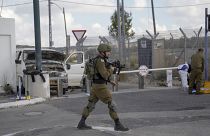 مقتل فتى فلسطيني وإصابة أربعة آخرين برصاص القوات الإسرائيلية.