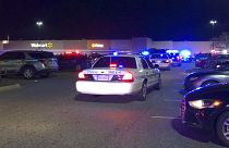Carro da polícia junto ao supermercado Walmart onde ocorreu um tiroteio em que perderam a vida várias pessoas