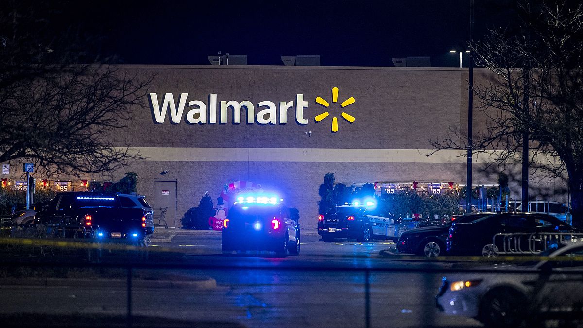 La policía responde a la escena de un tiroteo masivo en un Walmart de Chesapeake, Virginia, el 22 de noviembre de 2022. 