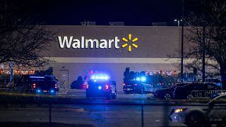 La policía responde a la escena de un tiroteo masivo en un Walmart de Chesapeake, Virginia, el 22 de noviembre de 2022.