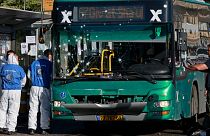 Membres de la police scientifique israélienne sur les lieux d'une explosion, un attaque selon les autorités, qui a touché un bus à Jérusalem, le 23 novembre 2022
