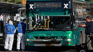 Membres de la police scientifique israélienne sur les lieux d'une explosion, un attaque selon les autorités, qui a touché un bus à Jérusalem, le 23 novembre 2022