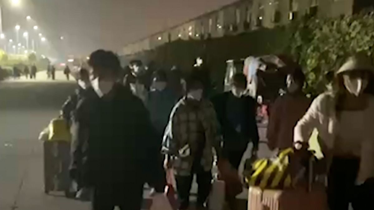 Október végi felvétel a csengcsou-i gyárat tömegesen elhagyó dolgozókról