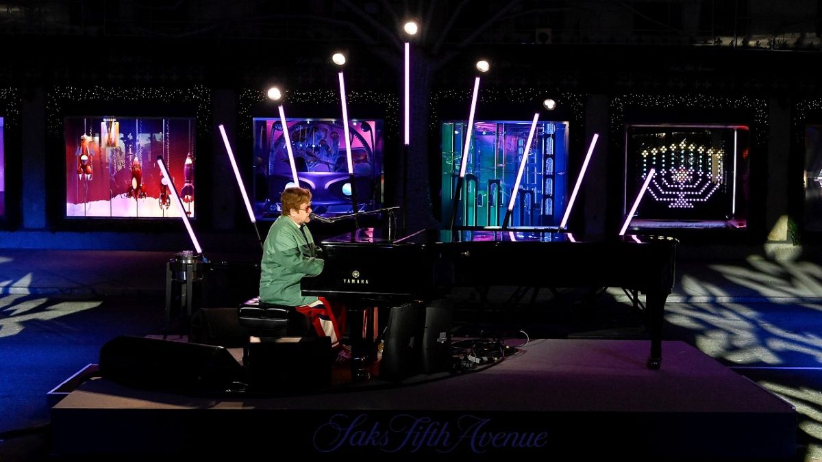 Elton John a Fifth Avenue-n, a Saks áruház karácsonyi szezonnyitóján