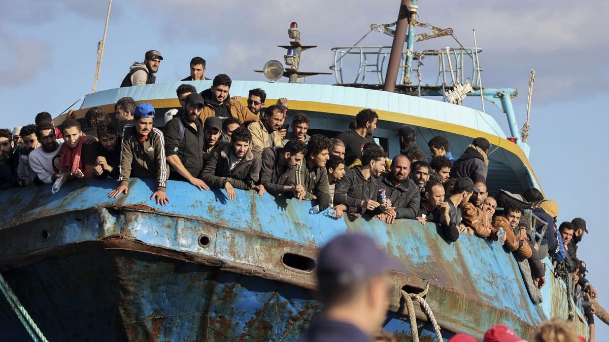 Menekültekkel teli halászhajó az egyik krétai kikötőben