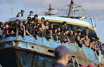 Menekültekkel teli halászhajó az egyik krétai kikötőben
