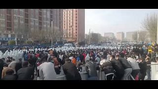 احتجاجات في أكبر مصنع آيفون في الصين