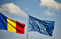 Die Fahnen Rumäniens und der Europäischen Union