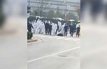 Un homme gît à terre en marge d'une manifestation à Zhengzhou