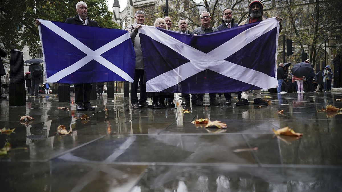 Сторонники независимости Шотландии перед зданием Верховного суда в Лондоне, 23 ноября 2022 г.