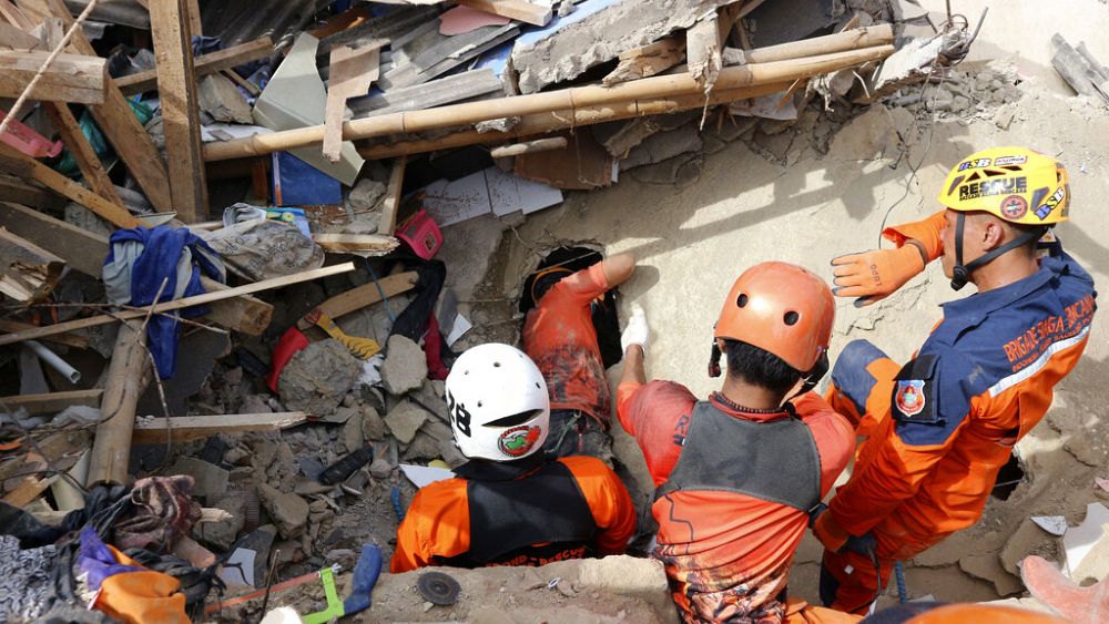 VIDEO: Terremoto en Indonesia: Lluvias y nuevas réplicas dificultan operaciones de búsqueda