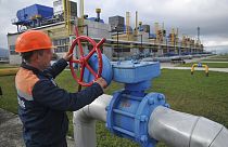 Ukrán munkás igazít az oroszorszából érkező gázvezeték egyik csövén a voloveci gázterminálnál