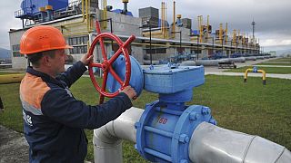 Ukrán munkás igazít az oroszorszából érkező gázvezeték egyik csövén a voloveci gázterminálnál