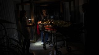 مسعف ينقل مصابا إلى غرفة العمليات داخل مستشفى في خيرسون، جنوب أوكرانيا ، الثلاثاء 22 نوفمبر 2022