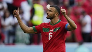 المغربي رومان سايس يشير للجماهير في ختام مباراة بين المغرب وكرواتيا ضمن تصفيات المجموعة السادسة