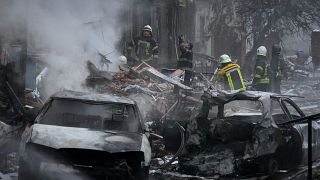Спасательные работы в Вышгороде (пригороде Киева) после российского ракетного обстрела 23 ноября 2022 г.