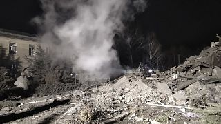 Tűzoltók oltják a tüzet a Zaporizzsjai területen lévő Vilnjanszkban