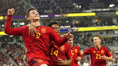 Gavi celebra con sus compañeros el quinto gol de España frente a Costa Rica, en su estreno en Qatar 2022.